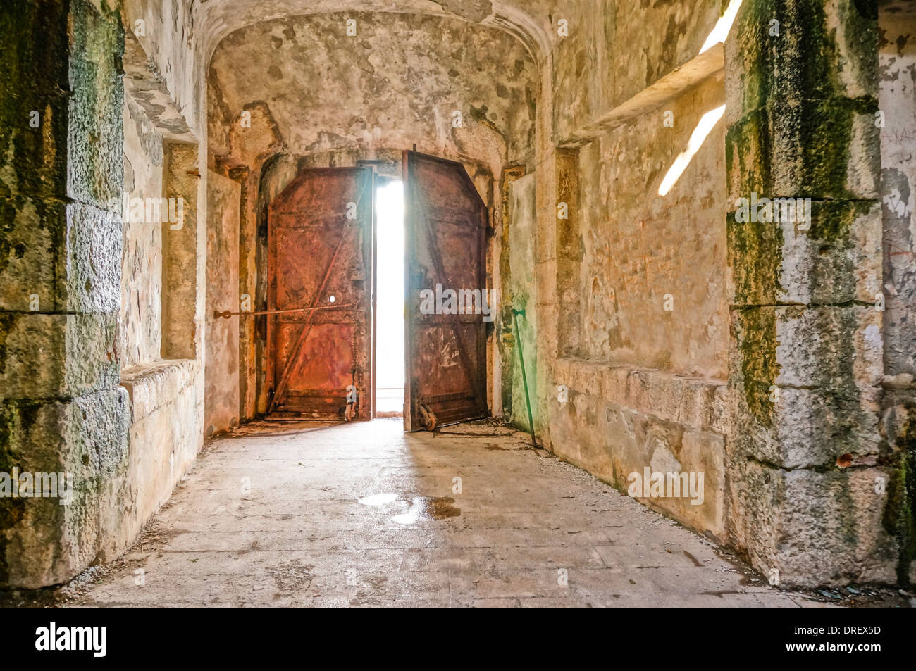 La lumière brille à travers une porte en acier semi-ouverte à partir d'un vieux fort Banque D'Images