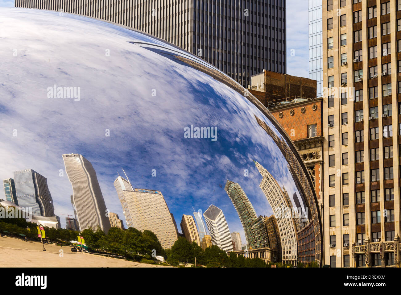 Horizon de Chicago compte dans le Cloud Gate sculpture Banque D'Images