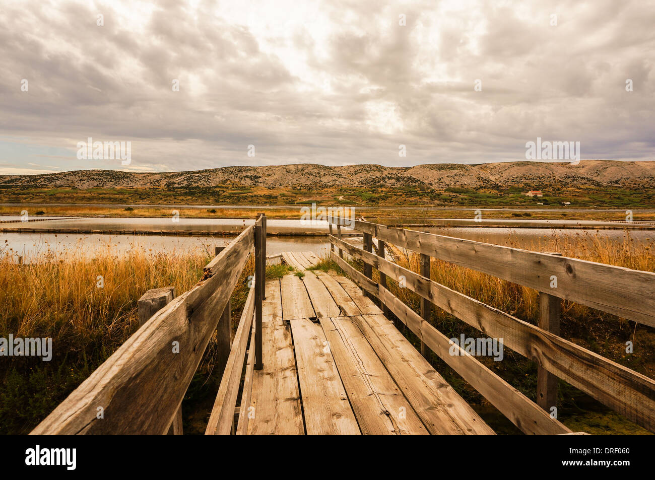 Pont en bois est une solution saline en premier. photo prise à pag, Croatie Banque D'Images