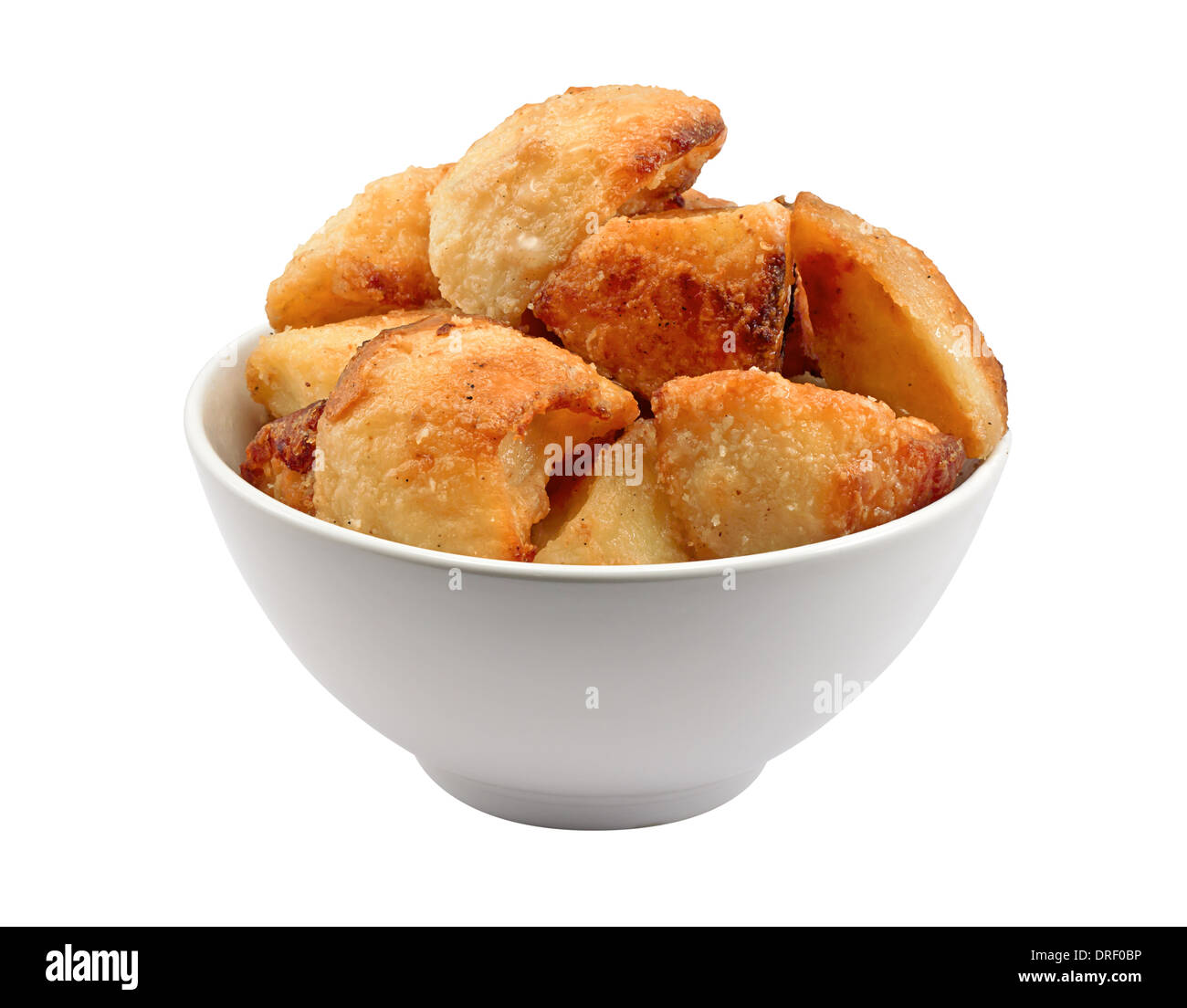Partie de Golden croustillant de pommes de terre dans un bol isolé sur fond blanc Banque D'Images