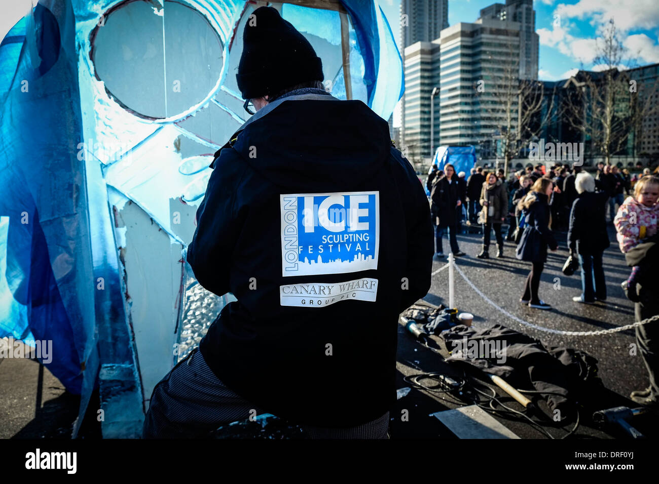 Un artiste travaillant à la création d'une sculpture dans le cadre du London Festival des sculptures en glace 2014. Banque D'Images