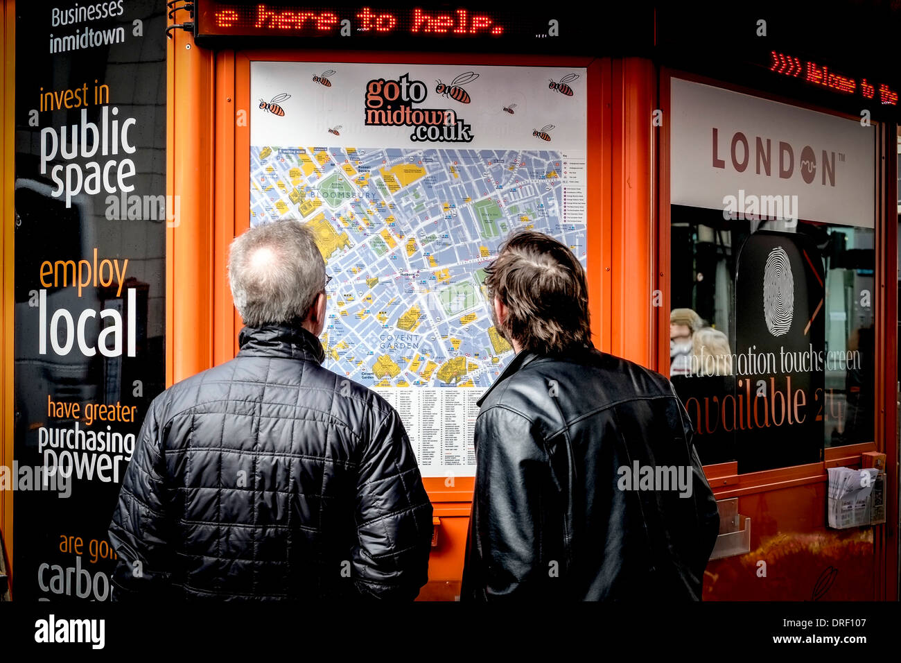 Les touristes à la recherche de la carte d'une rue de Londres. Banque D'Images