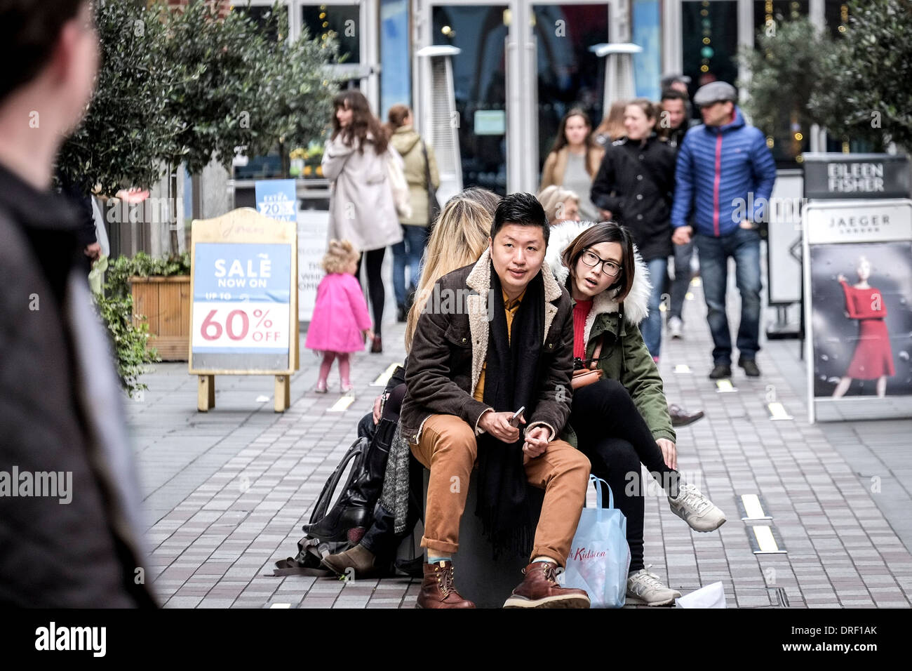 Touristes chinois se reposant à Londres. Banque D'Images