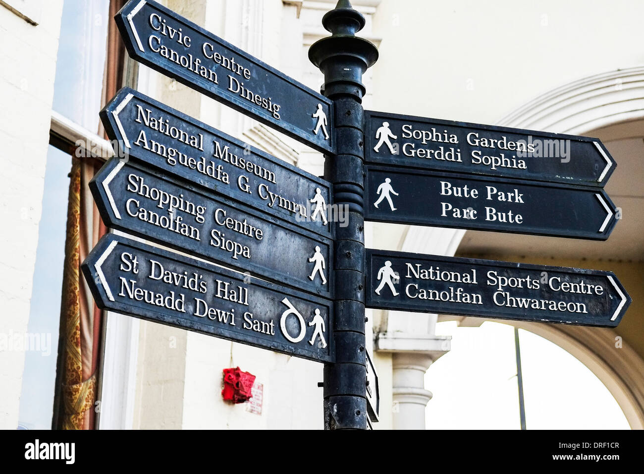 Un panneau bilingue à Cardiff. Banque D'Images