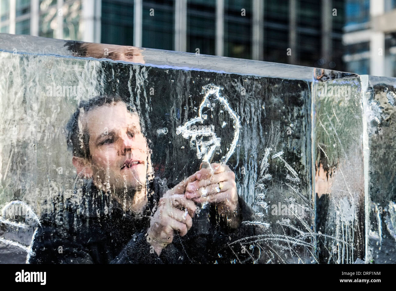 Les membres du public d'essayer la sculpture sur glace dans le cadre du London Festival des sculptures en glace 2014. Banque D'Images