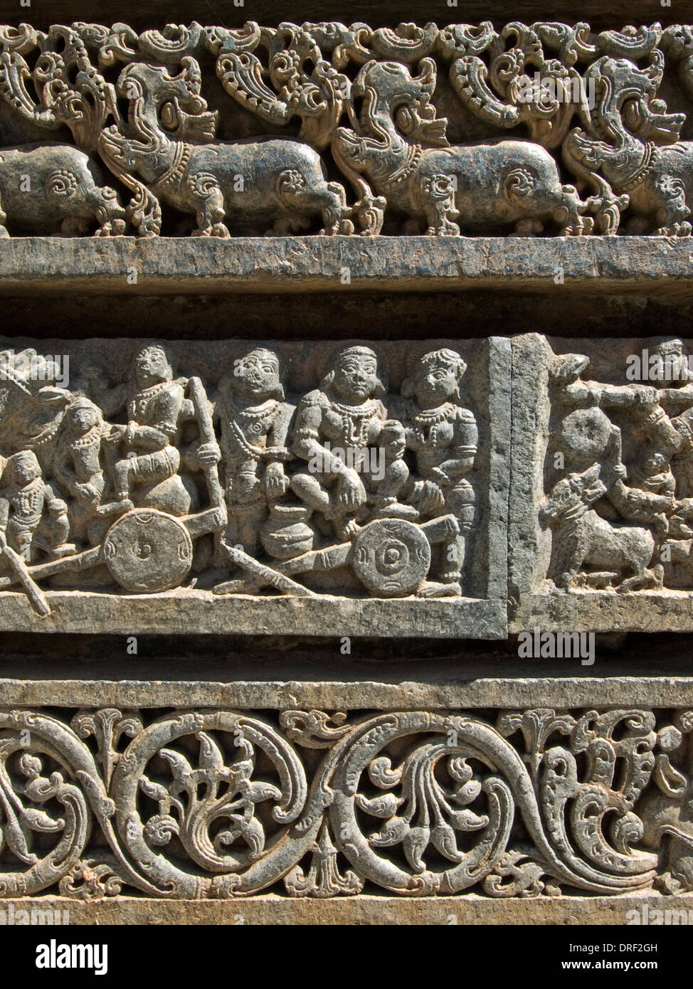 Un détail d'une frise dans le temple de Somnathpur montre hippo-comme des animaux, les hommes occupés à diverses activités et un modèle de feuille Banque D'Images