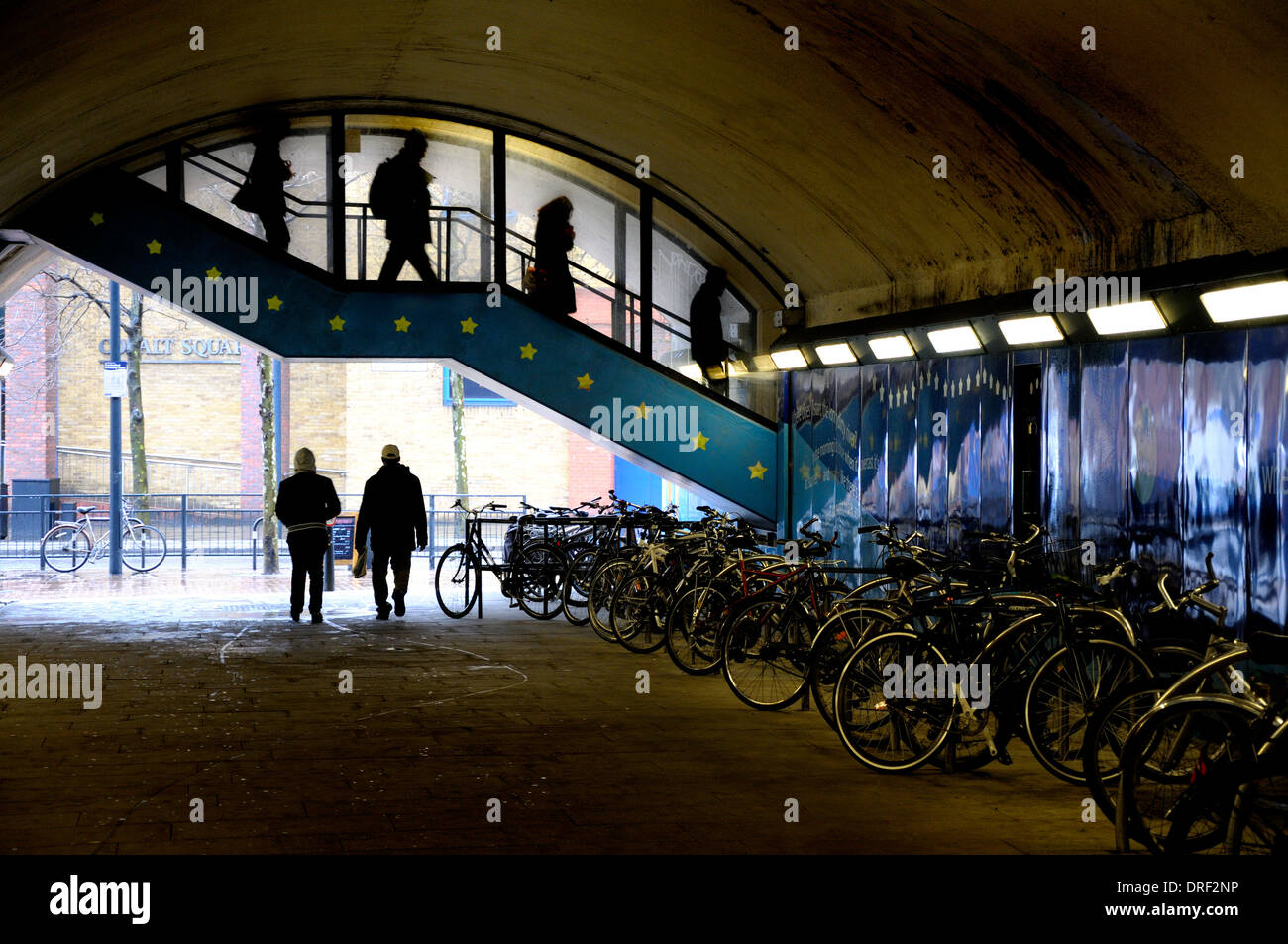 Londres, Angleterre, Royaume-Uni. Les gens et les vélos dans un tunnel passant sous la gare de Vauxhall Banque D'Images