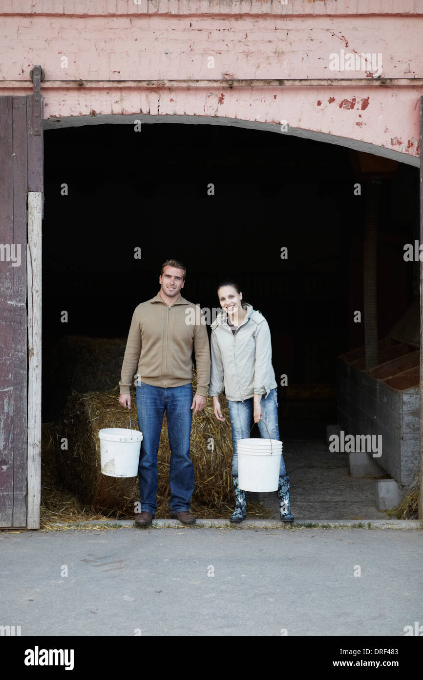 Jeune couple travaillant à la ferme, de la Croatie, de l'Europe Banque D'Images