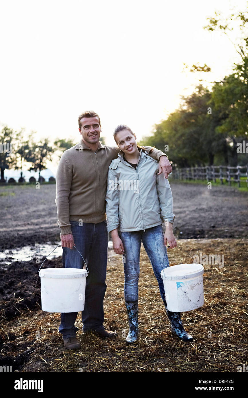 Jeune couple travaillant à la ferme, de la Croatie, de l'Europe Banque D'Images