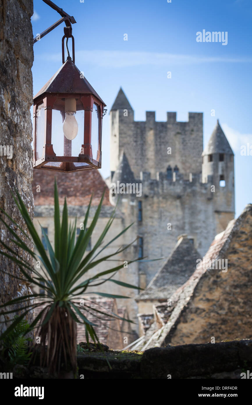 Beynac-et-Cazenac, Dordogne, France, Europe. Belle maison en pierre traditionnelle Château de Beynac. Banque D'Images