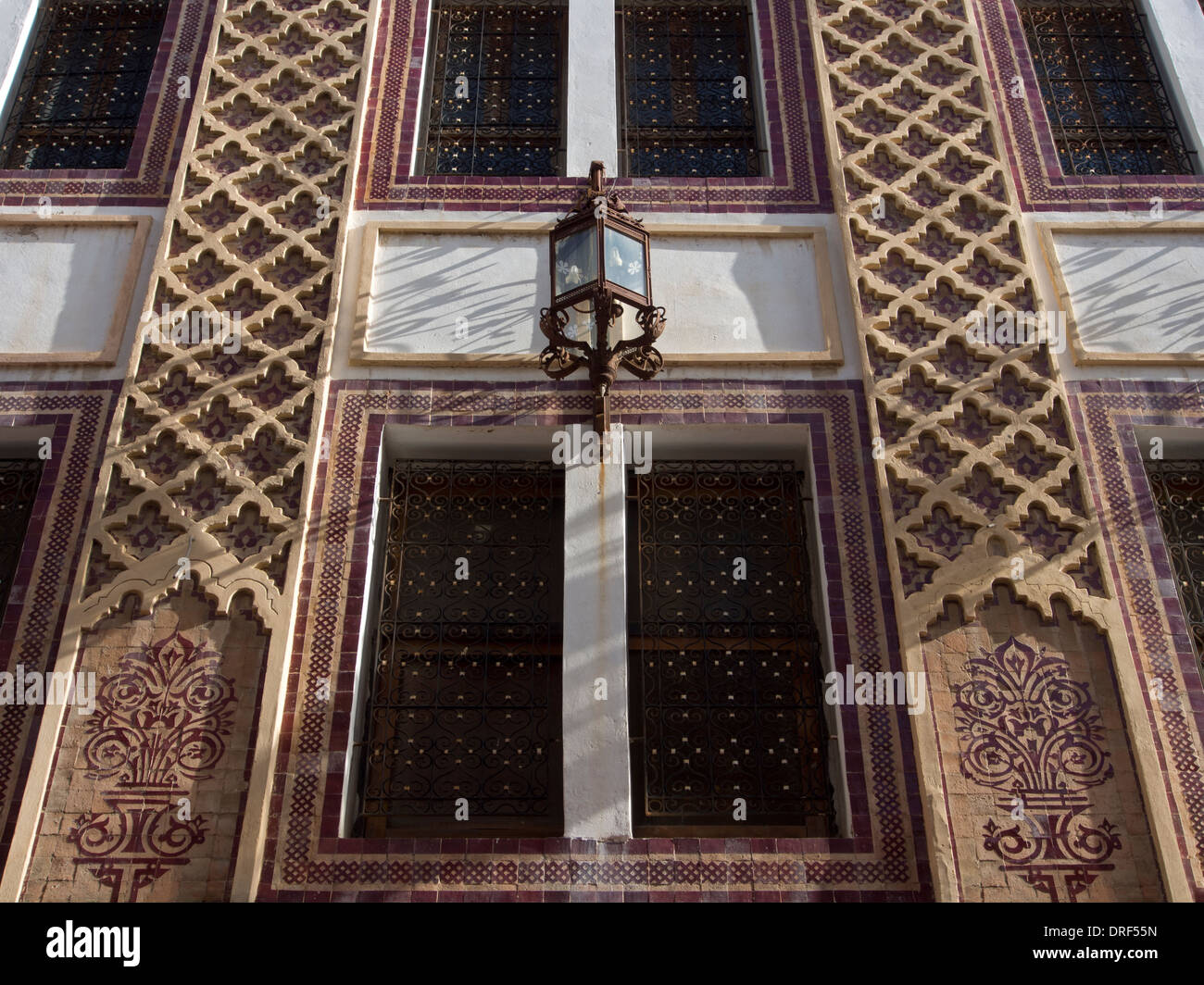 Plâtre sculpté orne une maison à Tanger avant éclairées par le soleil du matin Banque D'Images