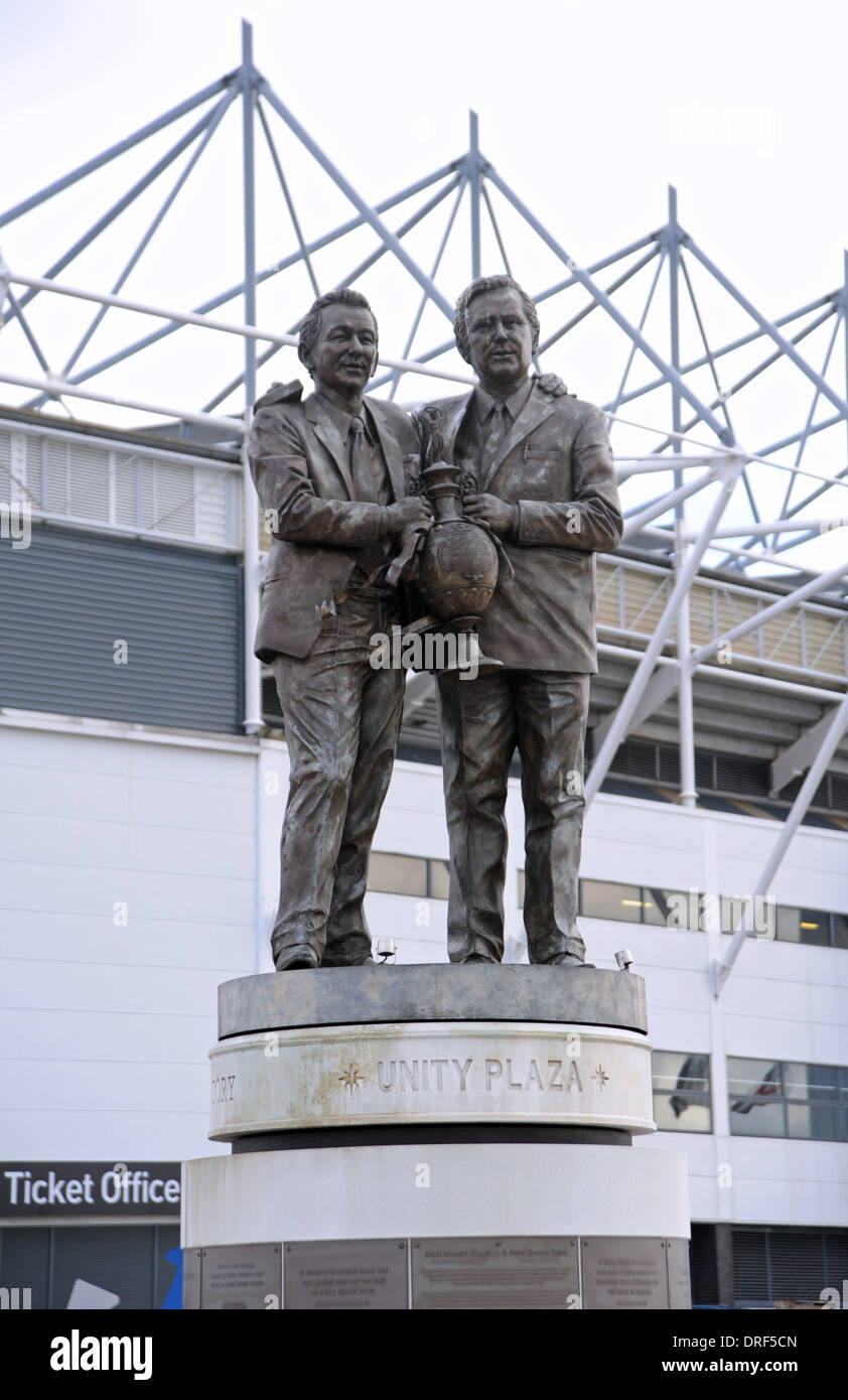 La Brian Clough et Peter Taylor statue au récemment renommé Stade iPro au Derby County Football Club Banque D'Images