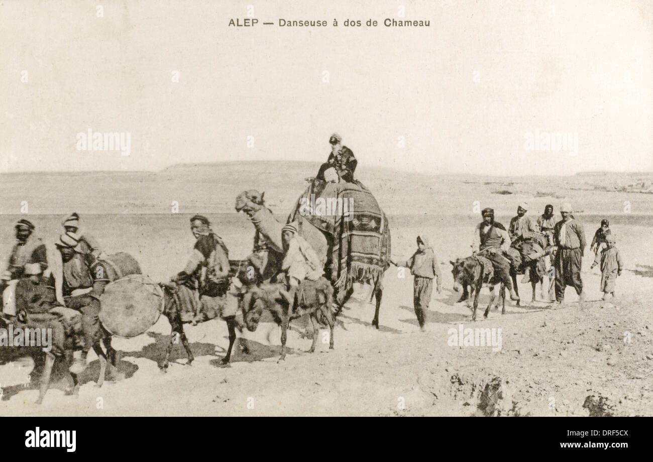 Alep, Syrie - Danseuse voyageant à dos de chameau Banque D'Images