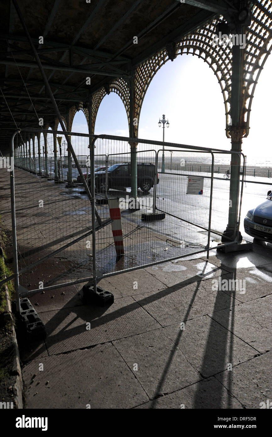 La terrasse de Madère arcs qui ont besoin de réparation le long de front de mer de Brighton et fermé au public Banque D'Images