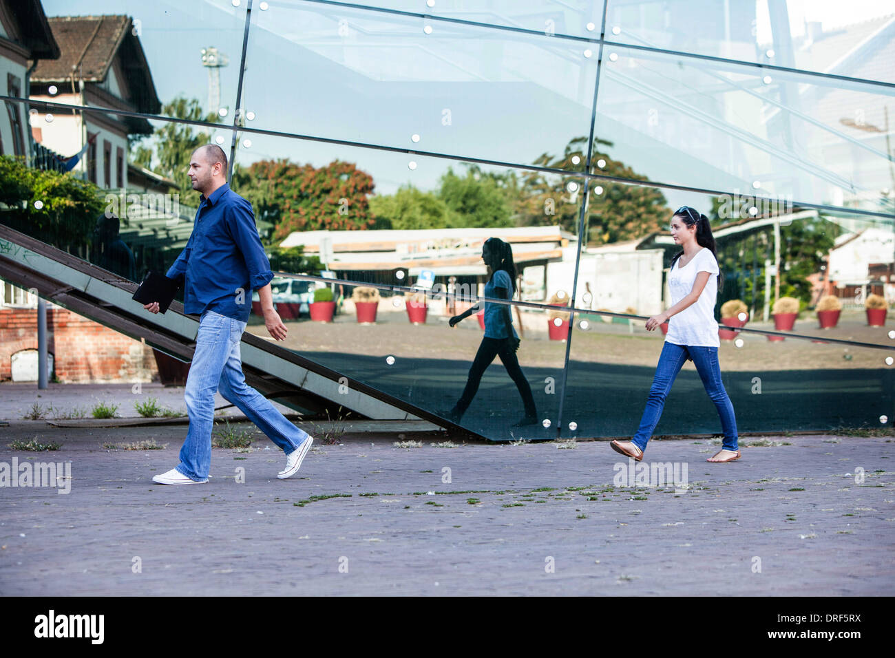 Deux personnes marchant dans la rue, Osijek, Croatie Banque D'Images