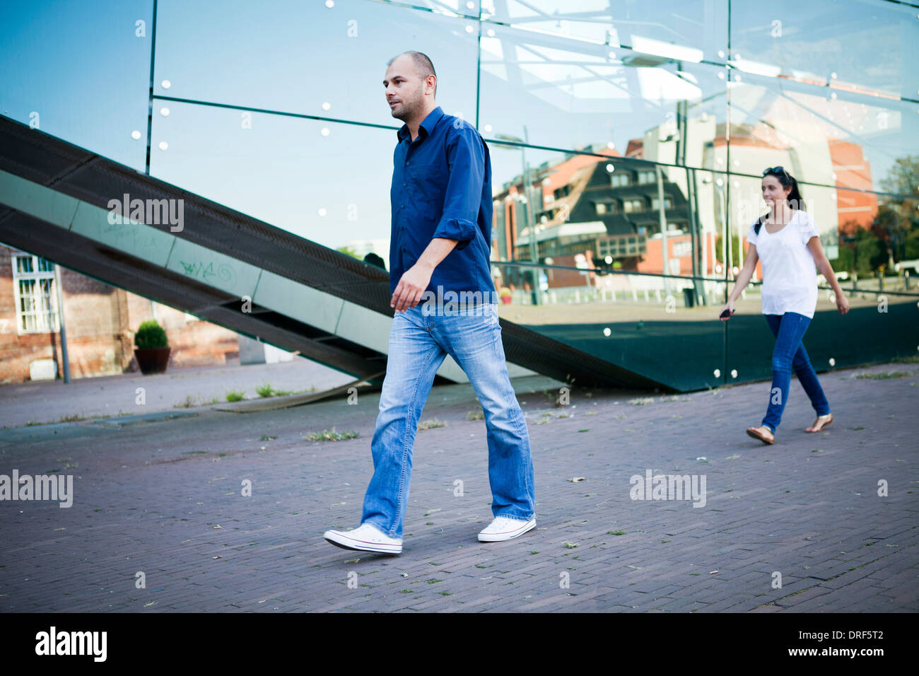 Deux personnes marchant dans la rue, Osijek, Croatie Banque D'Images