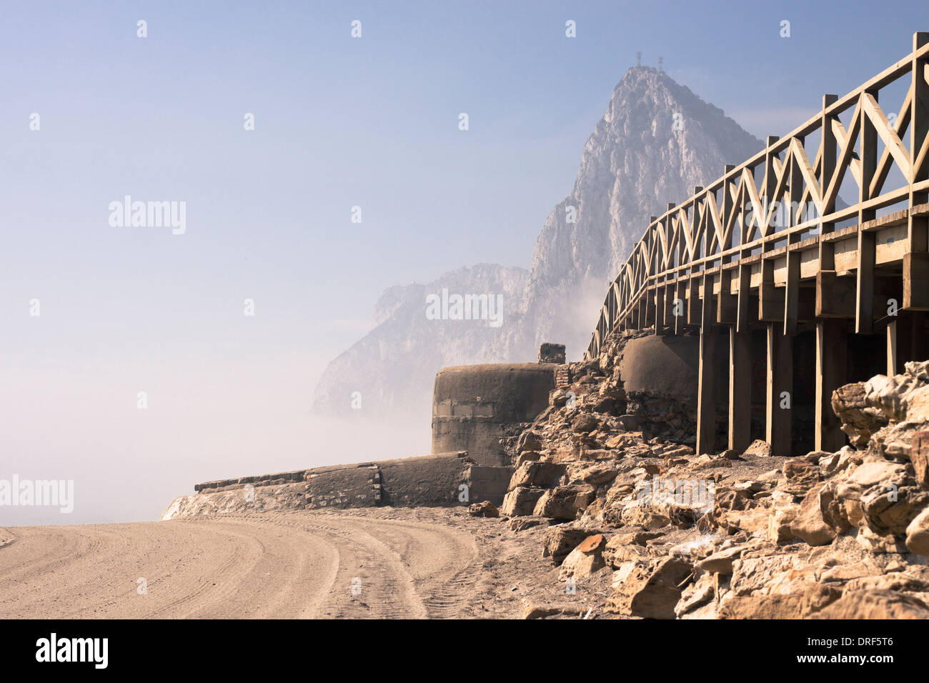 Détail de plage avec vieux bunker et le Rocher de Gibraltar sur l'arrière-plan. La Linea de la Concepcion, Cadiz, Espagne. Banque D'Images