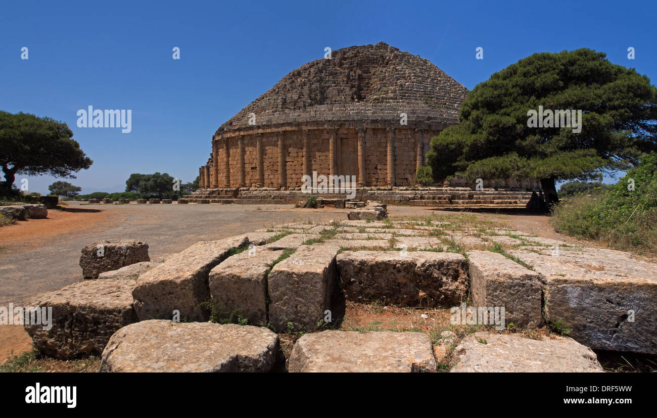 Connu sous le nom de "Tombeau de la Chrétienne' cette immense Mausolée n'est pas très loin de le site romain de Tipasa en Algérie. Banque D'Images