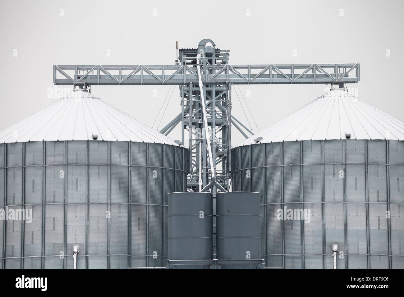 De l'extérieur des silos de stockage couverts par la neige en hiver Banque D'Images