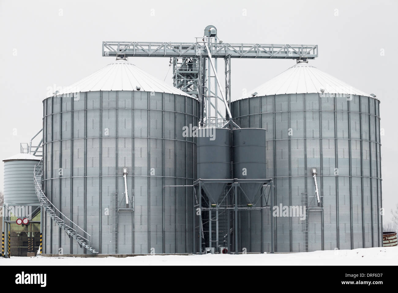 De l'extérieur des silos de stockage couverts par la neige en hiver Banque D'Images