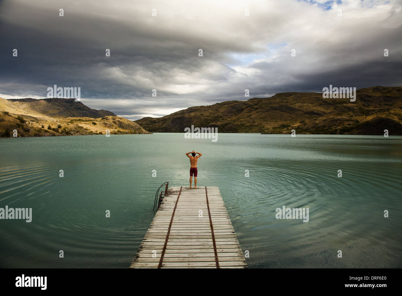 Parc National Torres del Paine au Chili. Jeune homme montagne plongée lac Torres del Paine Banque D'Images