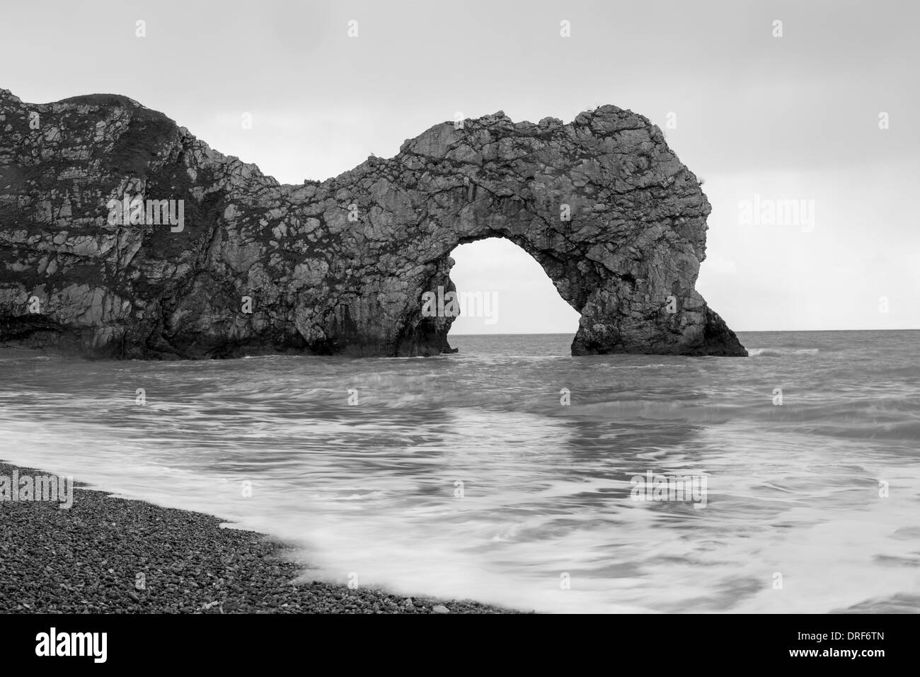 L'arche de pierre calcaire naturelle Durdle Door sur la côte jurassique de Lulworth près dans le Dorset, en Angleterre. Banque D'Images