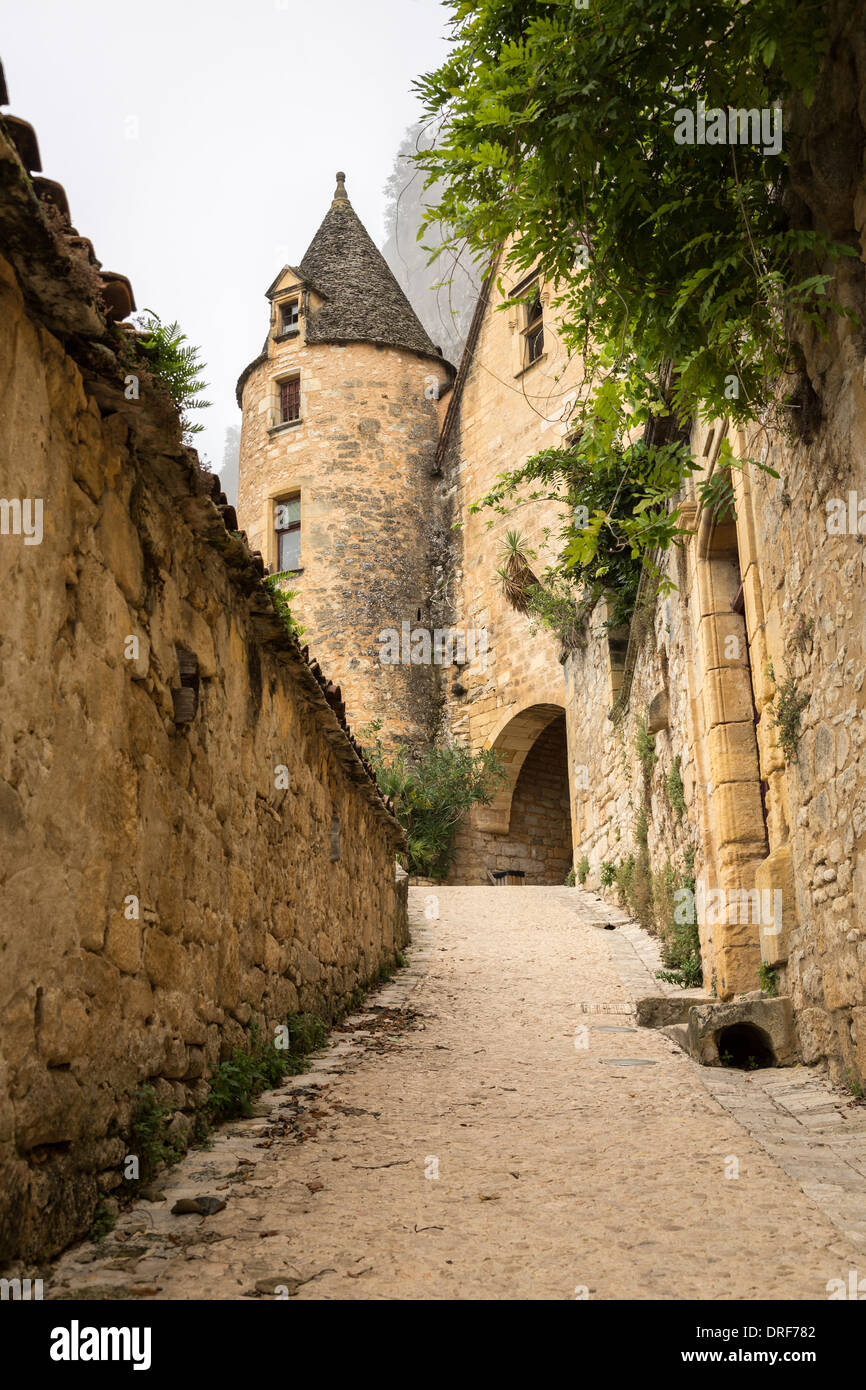 La Roque-Gageac, Dordogne, France, Europe. Ruelles pavées de ce superbe village construit à flanc de colline près de la rivière. Banque D'Images