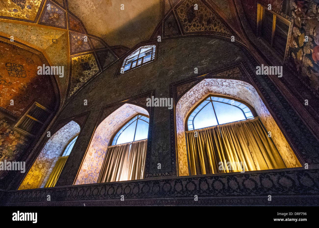 Windows dans palace Shehel Sotun, Ispahan, Ostan-e Esfahan, Iran Banque D'Images