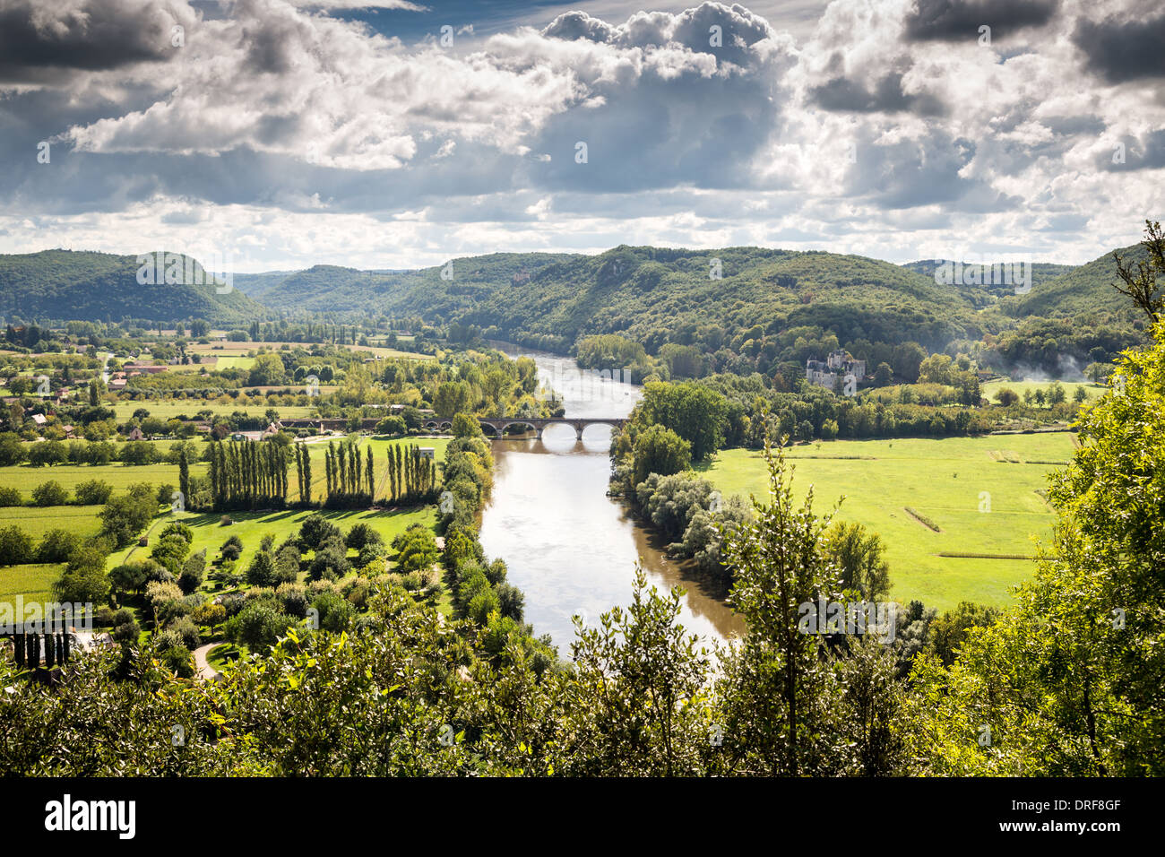 Beynac-et-Cazenac, Dordogne, France, Europe. Vue vers le haut de la belle rivière Dordogne. Banque D'Images