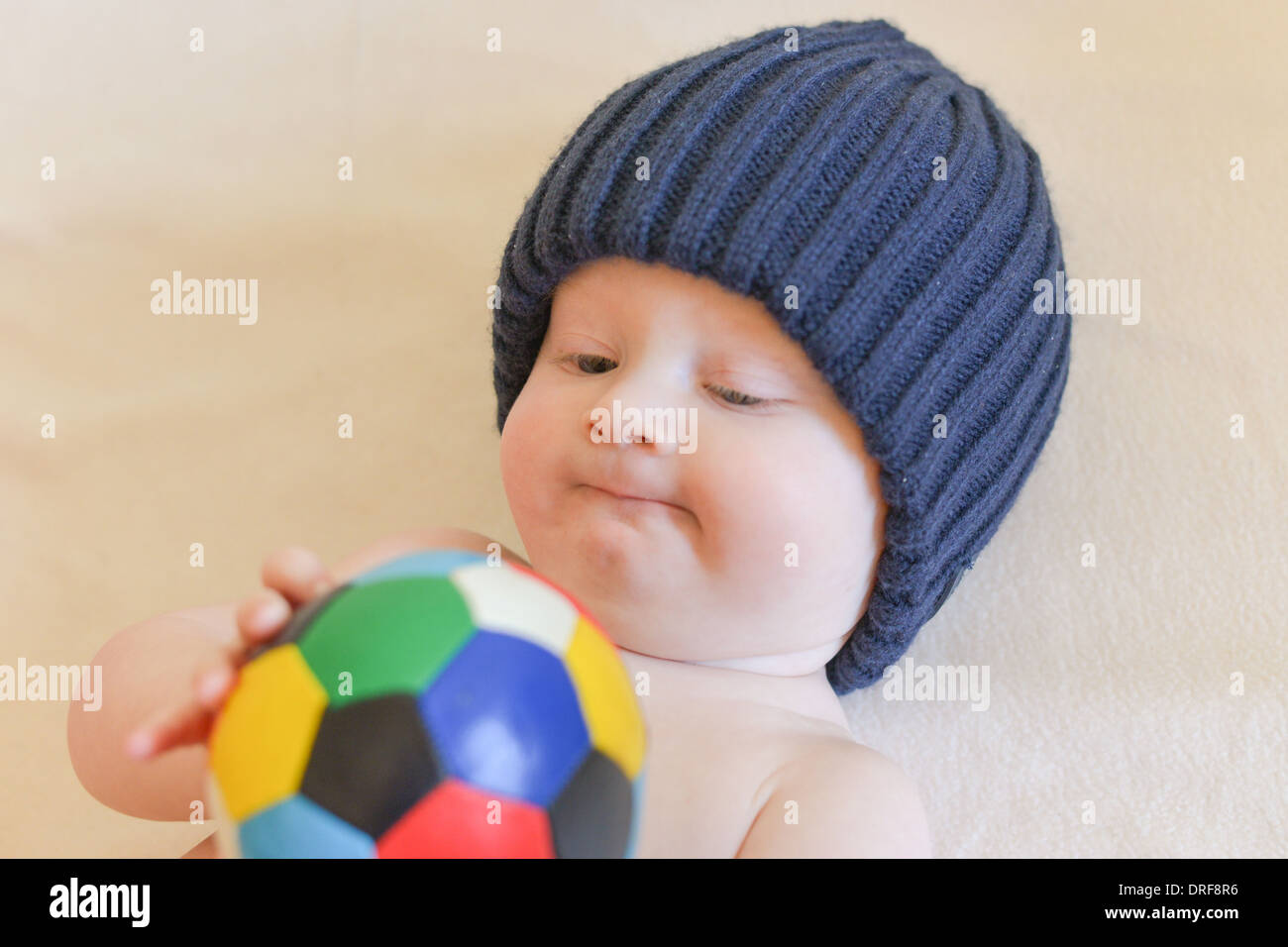 Portrait d'un bébé de sept mois garçon à la recherche de l'appareil photo au curieux Banque D'Images