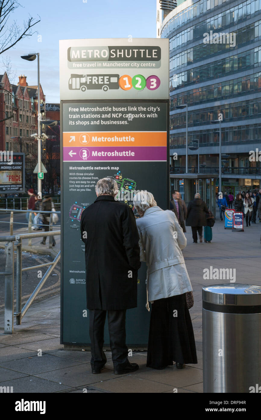 L'approche de la station de métro Panneaux pour  Bus navette, destinations, itinéraires et endroits à Piccadilly, Manchester, UK, Europe, UNION EUROPÉENNE Banque D'Images