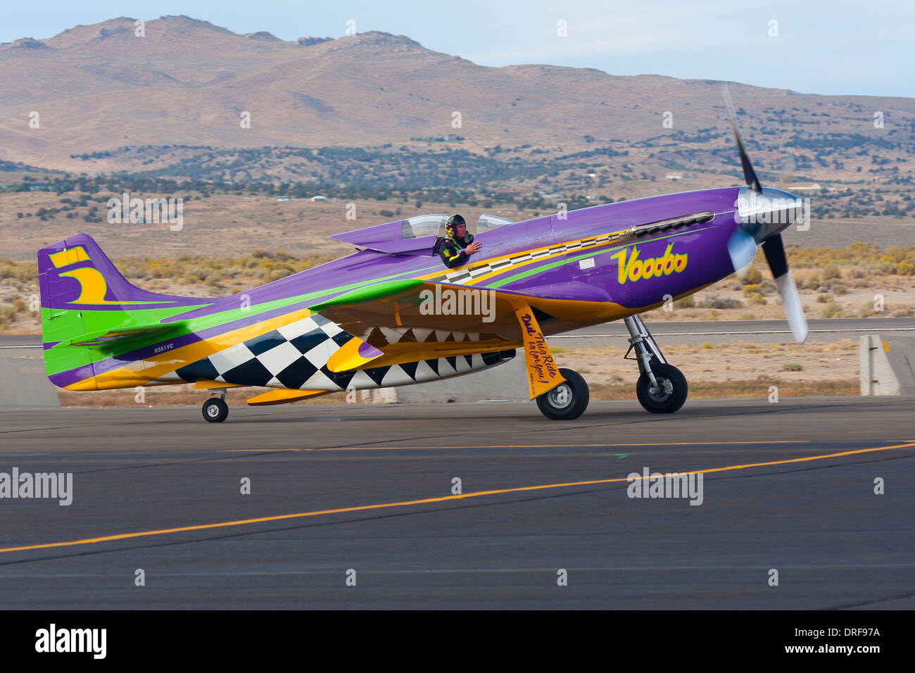 La modification de P-51 Mustang Air Racer Torpedo taxis après une course dans le Championnat National Air Races de 2010. Banque D'Images
