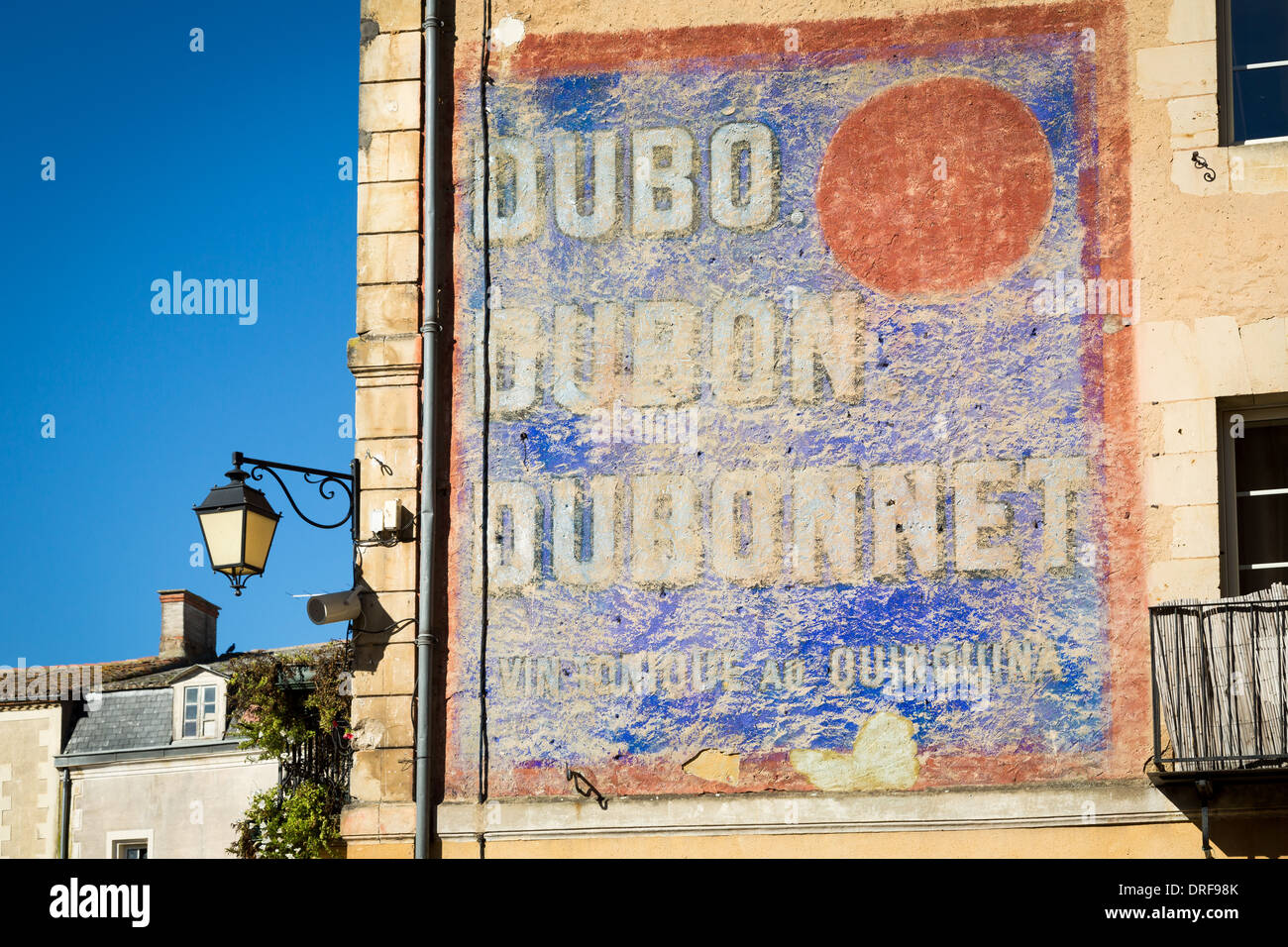 Belvès, Dordogne, France, Europe. S'est évanoui ancienne Dubonnet annonce la peinture sur mur. Banque D'Images Belvès, Dordogne, France, Europe. S'est évanoui ancienne Dubonnet annonce la peinture sur mur. Banque D'Images