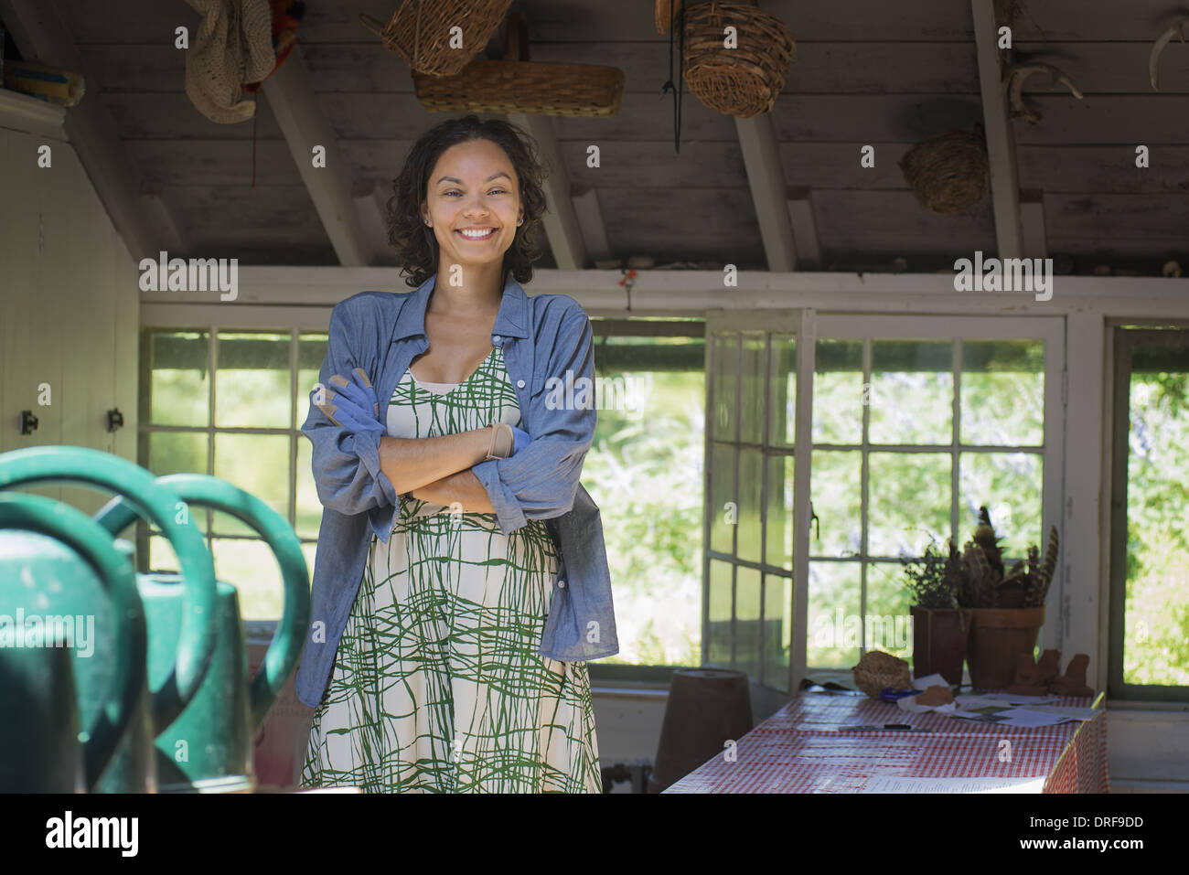 L'état de New York États-unis jeune femme cuisine de la ferme avec de grandes fenêtres Banque D'Images