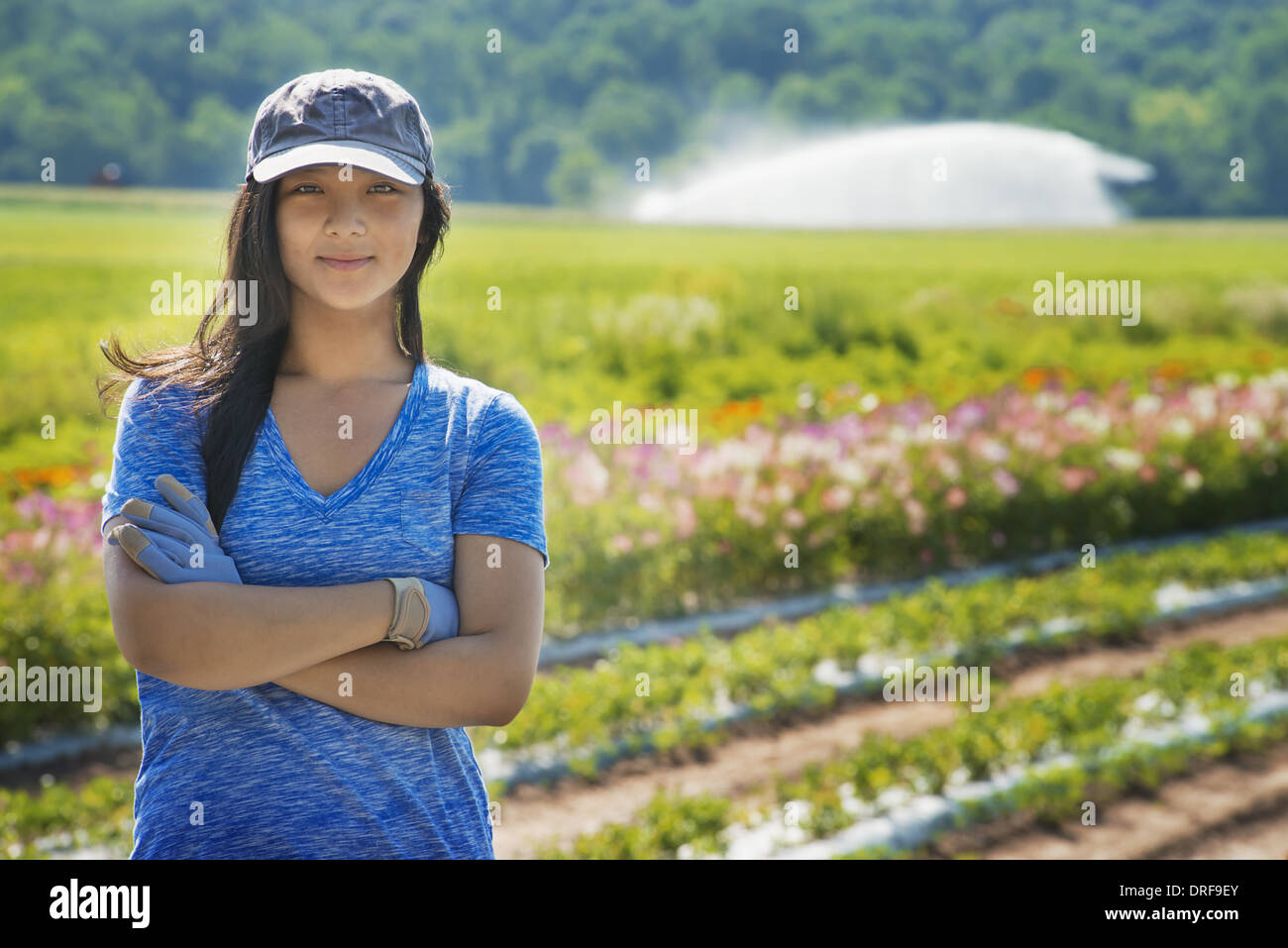L'état de New York USA woman with arms folded salade de légumes Banque D'Images