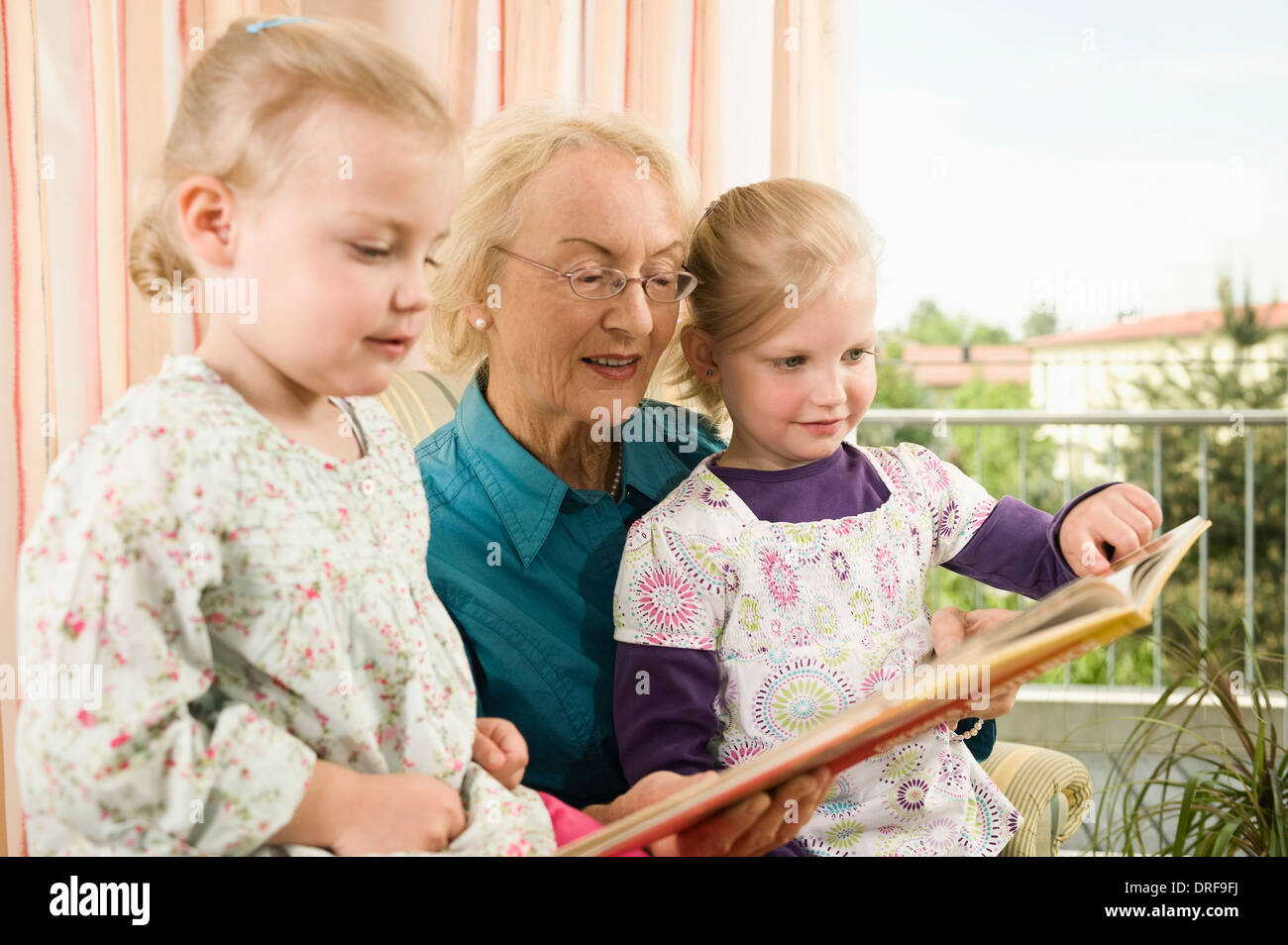 Petits-enfants visiter grand-mère en maison de soins infirmiers, Bavière, Allemagne Banque D'Images