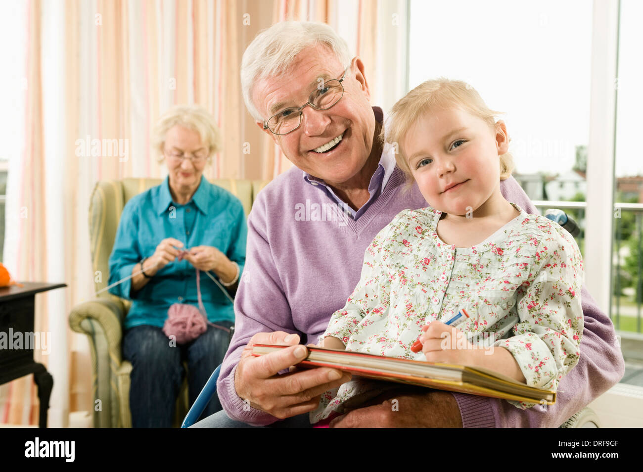 Grand-père et sa petite-fille réunissant, Bavière, Allemagne Banque D'Images