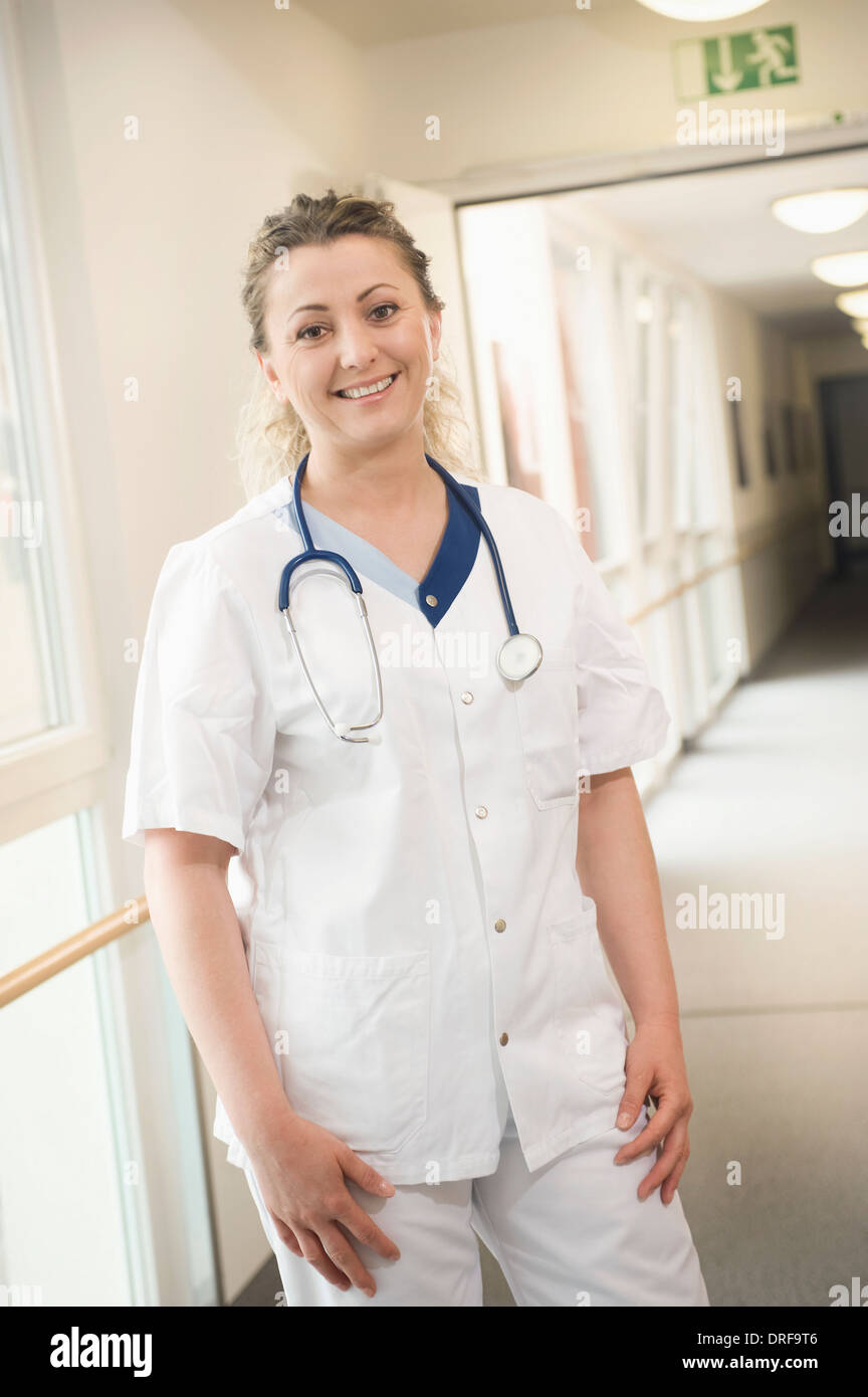 Nurse in lab coat en maison de soins infirmiers, Bavière, Allemagne Banque D'Images