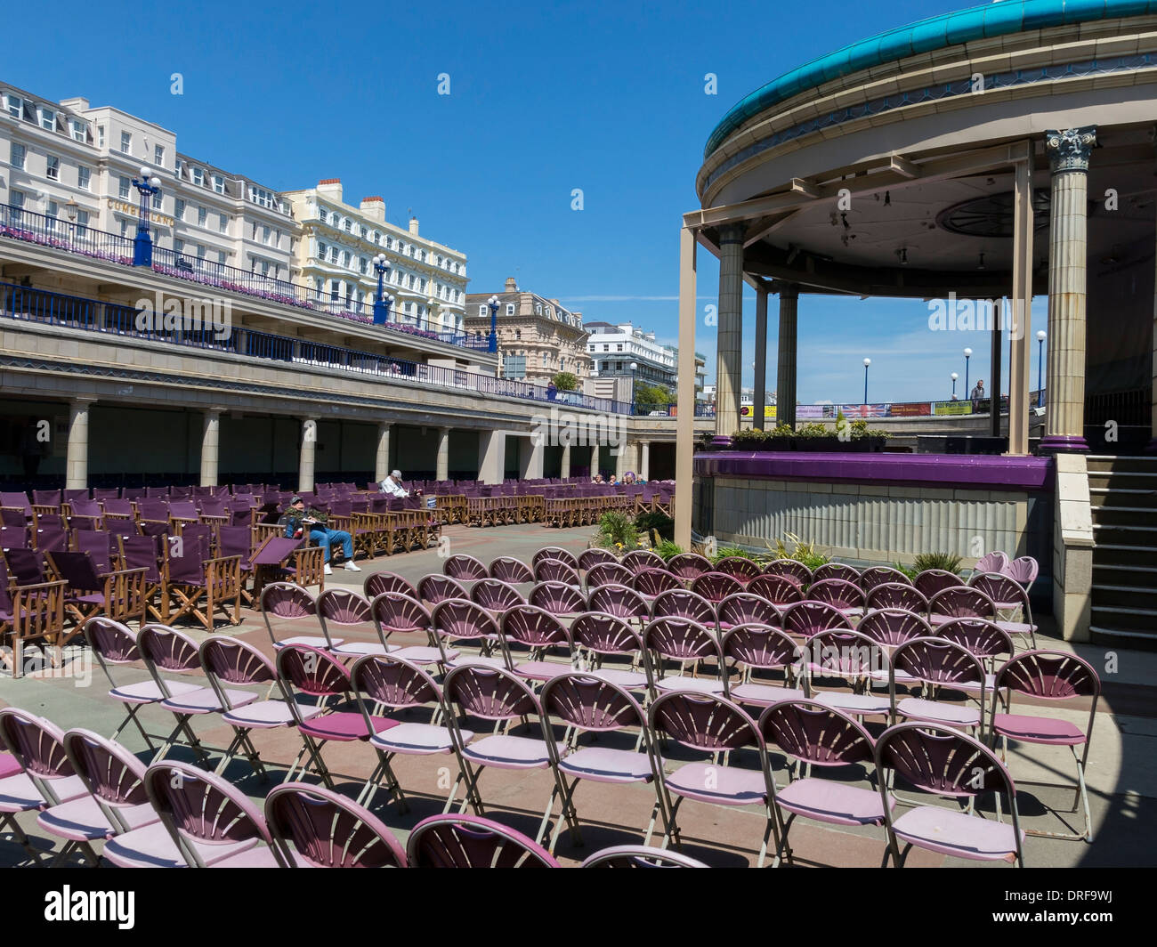 Des rangées de sièges vides sunlit / chaises à Eastbourne Bandstand, Eastbourne, East Sussex, England, UK Banque D'Images