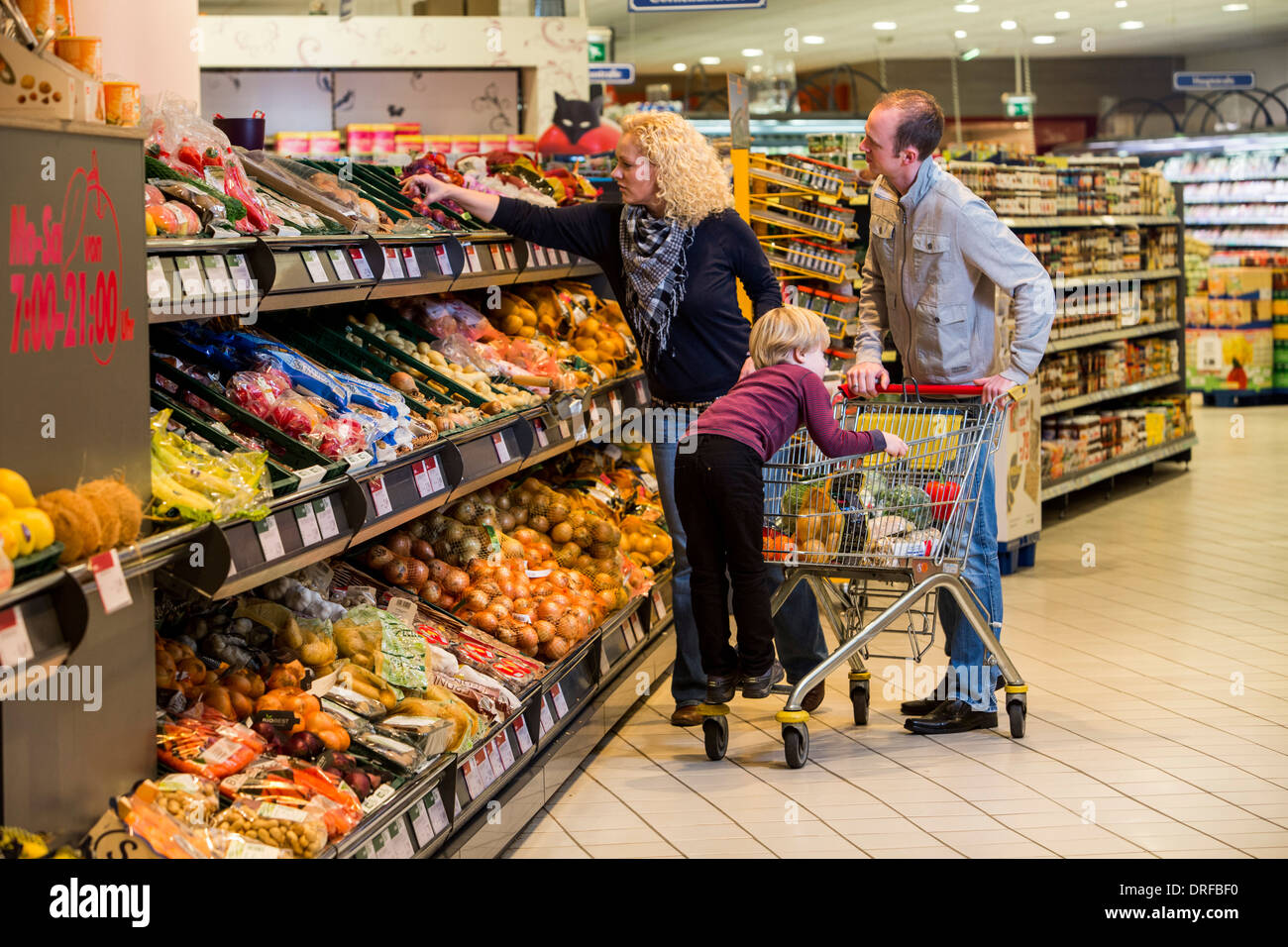 Jeune famille Shopping dans un supermarché, de légumes et de fruits. Banque D'Images