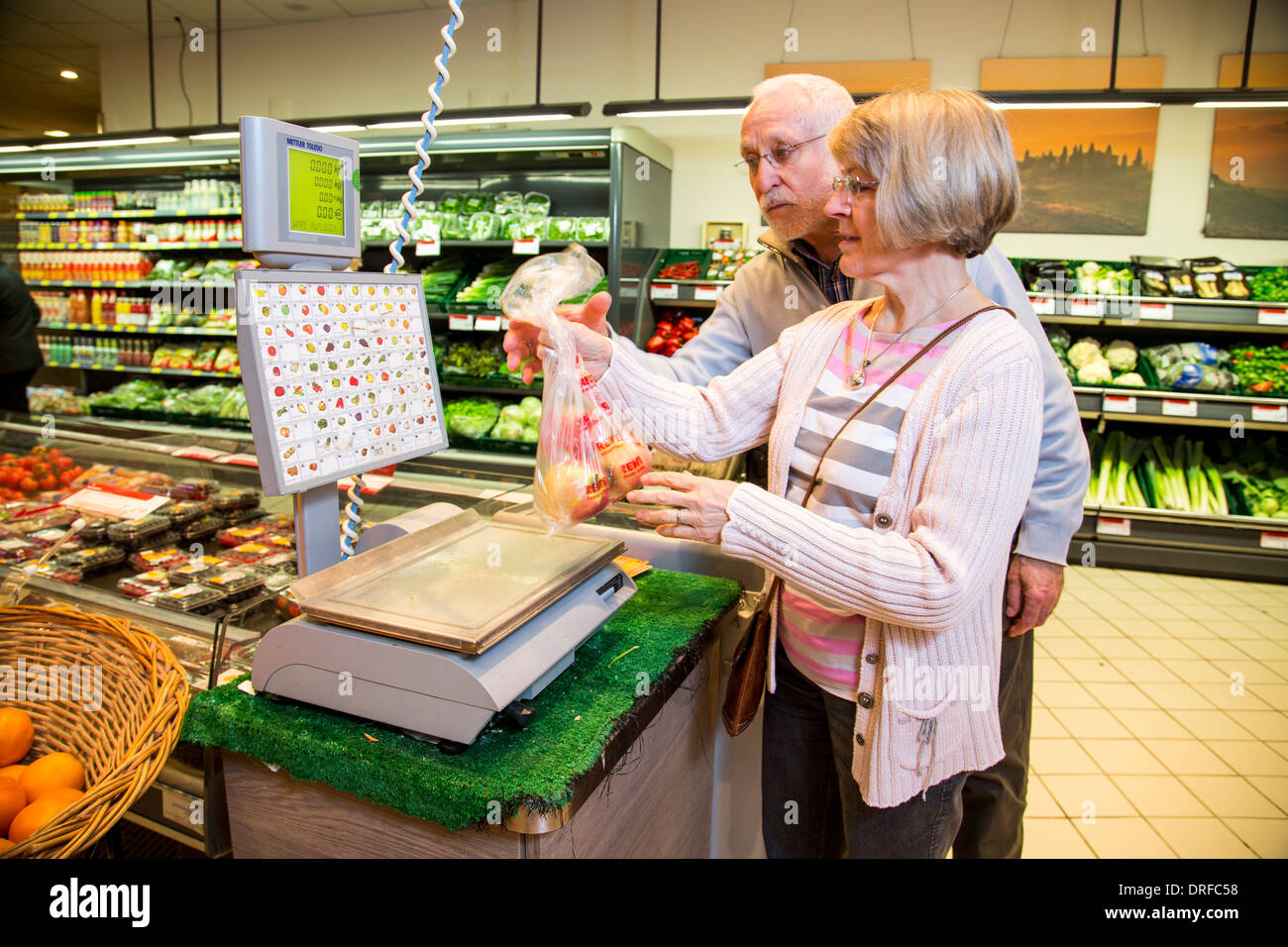 Vieux couple achète dans un supermarché. Fruits et légumes ministère. Banque D'Images