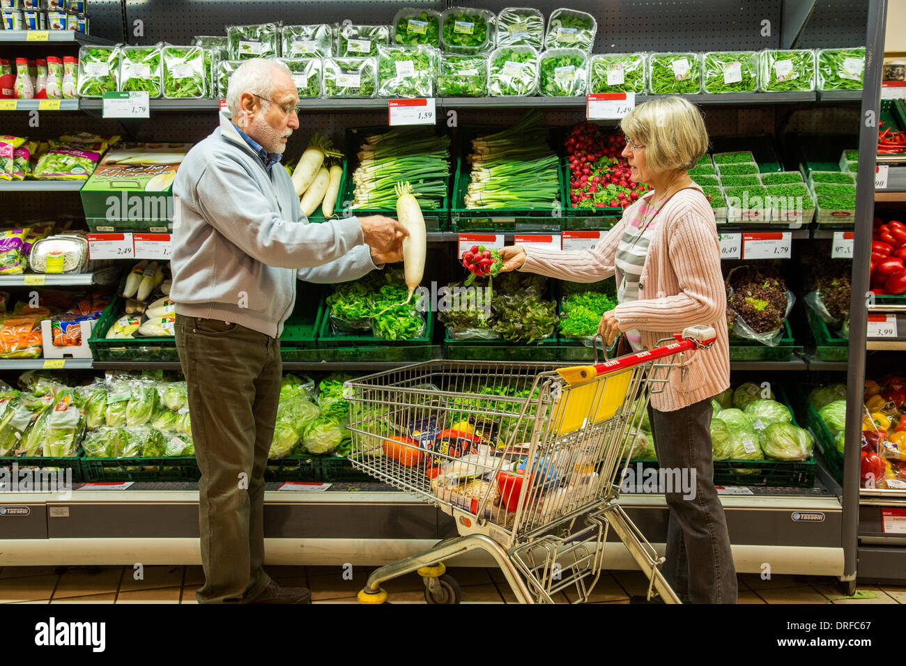 Vieux couple achète dans un supermarché. Fruits et légumes ministère. Banque D'Images