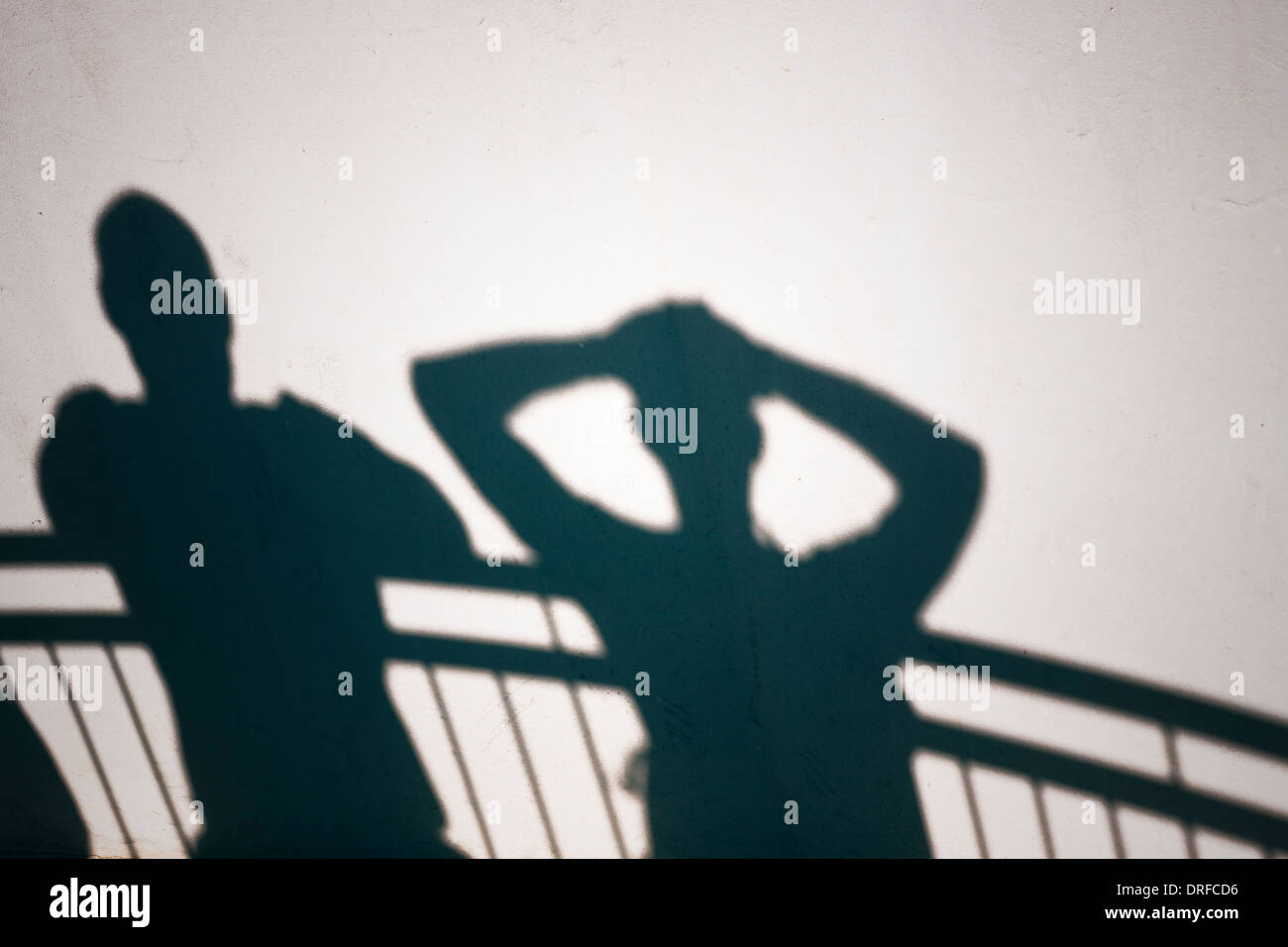 Photo créative de personnes ombres sur mur blanc Banque D'Images
