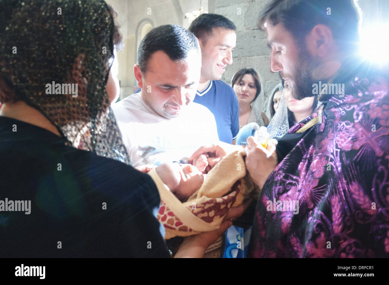 Le baptême d'un enfant dans l'Eglise apostolique arménienne, la cathédrale de Saint Grégoire l'Illuminateur à Goris, Arménie - 19 août 2013 Banque D'Images