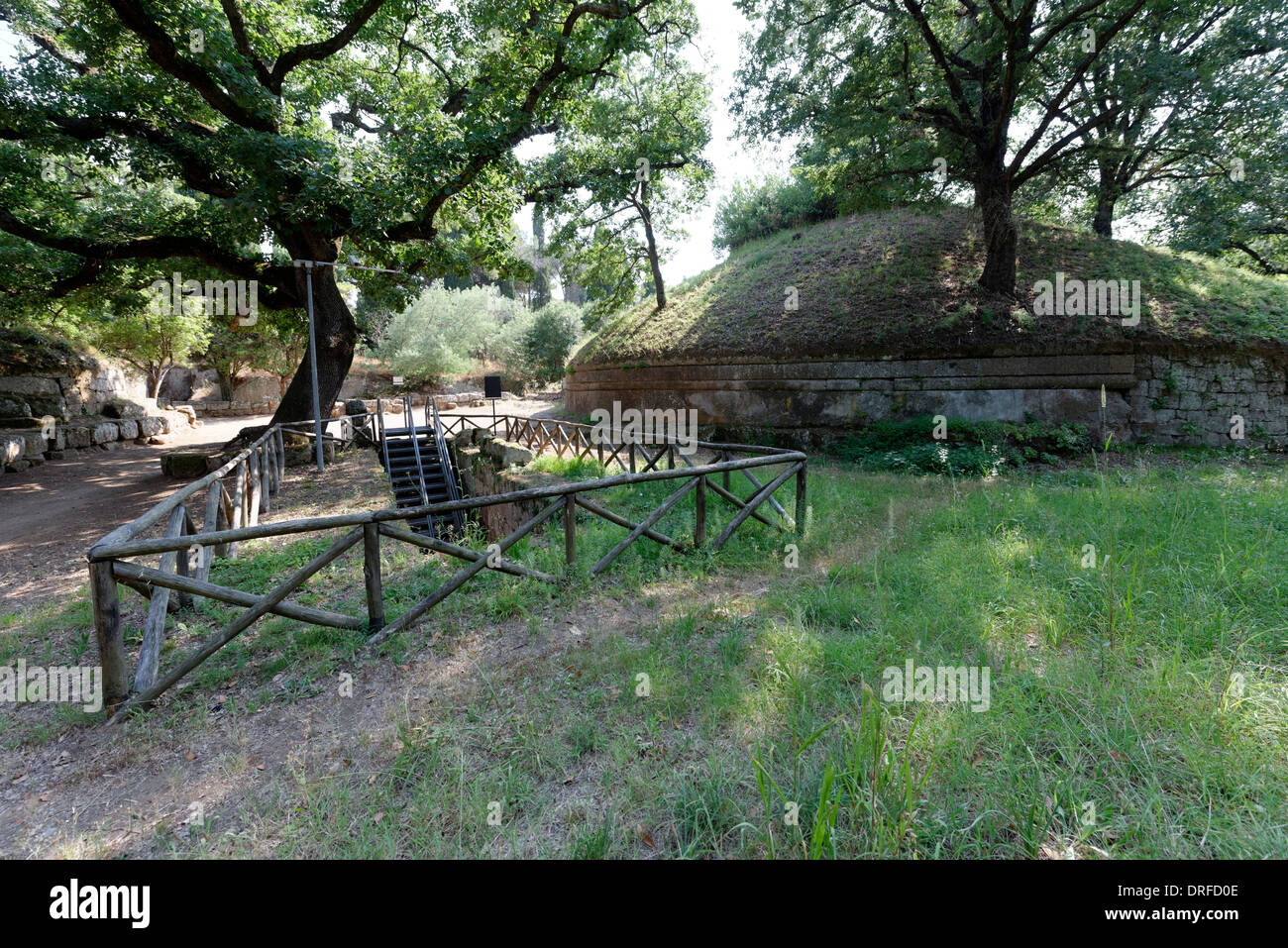 Escalier conduit jusqu'au 7e siècle avant J.-C. tombe hypogée étrusque Banditaccia Cerveteri à reliefs nécropole Italie Banque D'Images