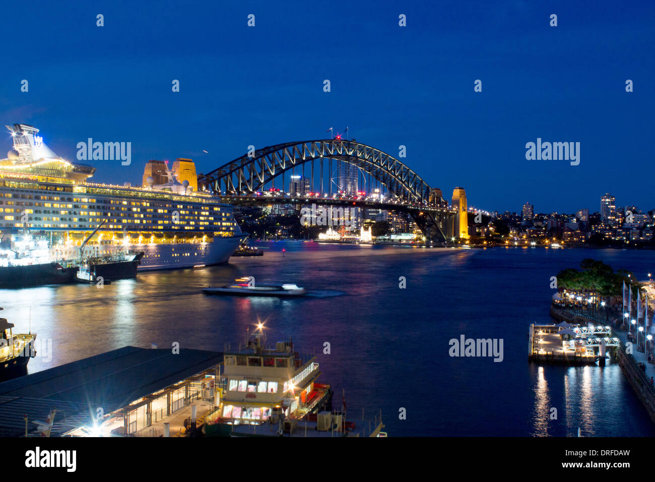 Circular Quay la nuit tombée avec le Harbour Bridge en arrière-plan de Cahill à pied Sydney NSW Australie Nouvelle Galles du Sud Banque D'Images