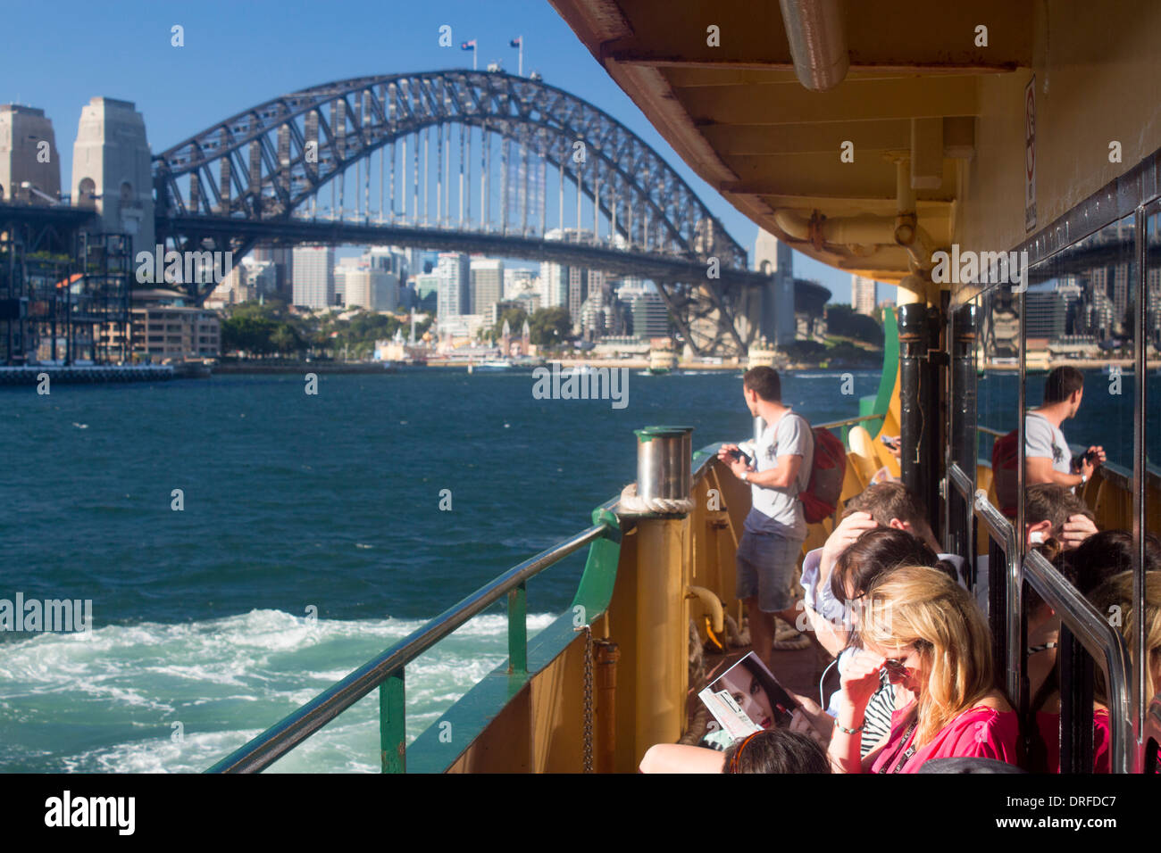 Les passagers sur le pont du ferry de Circular Quay passant de Sydney Harbour Bridge Sydney NSW Australie Nouvelle Galles du Sud Banque D'Images