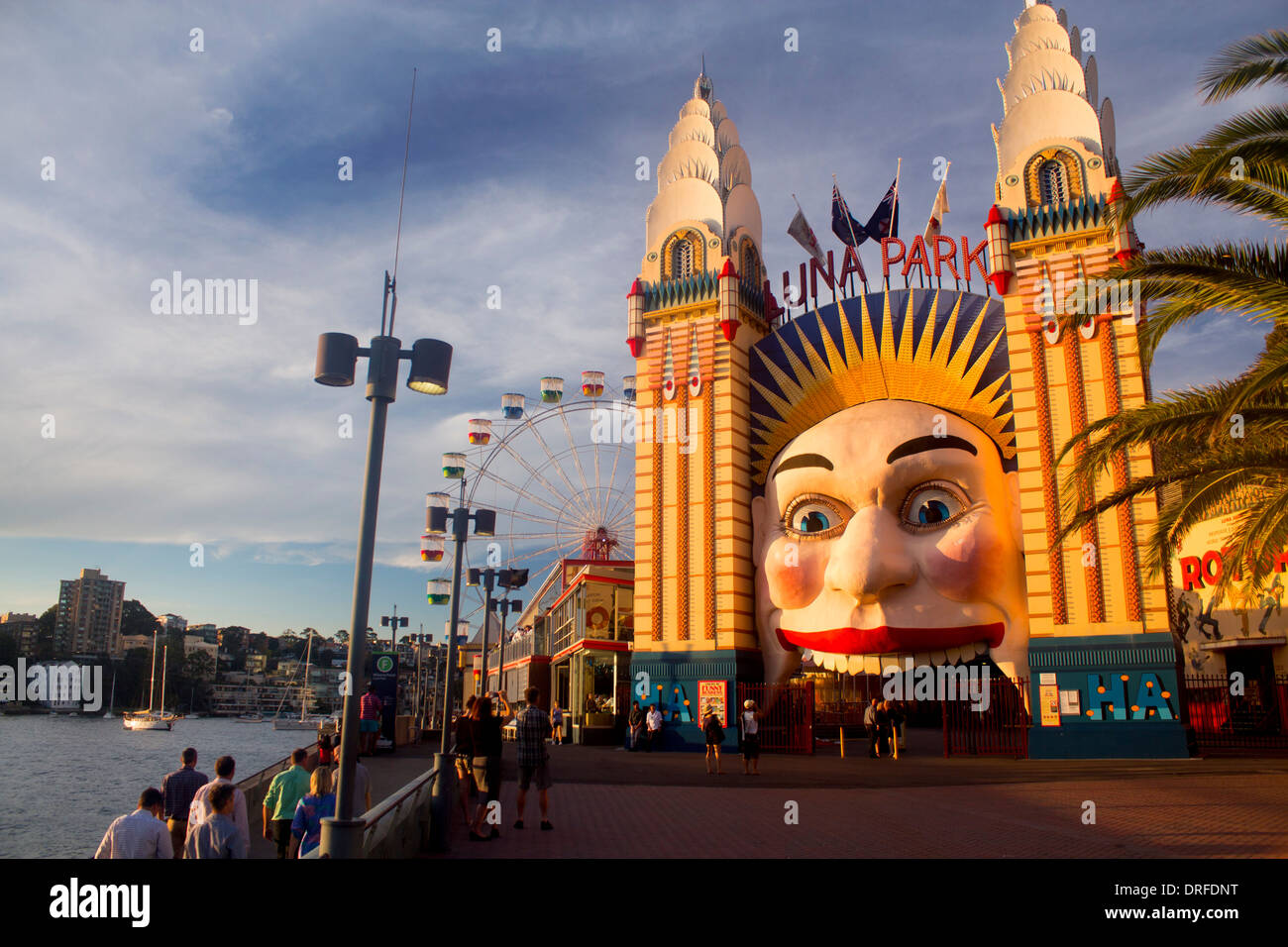 Luna Park Sydney entrée ci-dessus face au parc d''attractions des personnes arrivant d'un quai de Sydney New South Wales Australie Banque D'Images