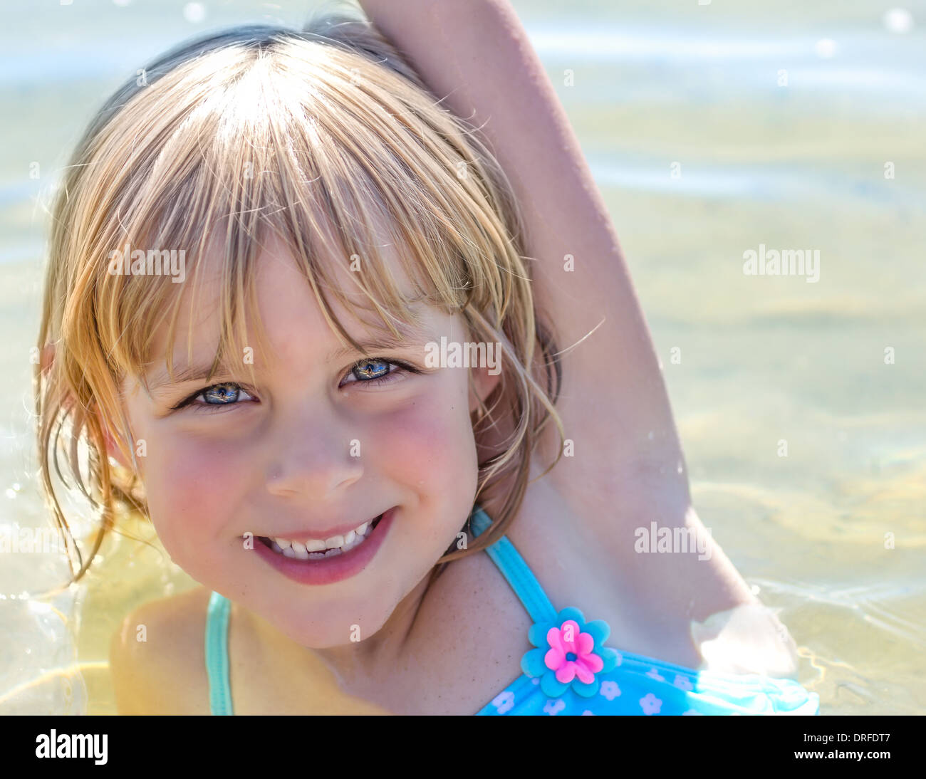 Heureux, plage de petite fille dans le lac dans un maillot bleu Banque D'Images