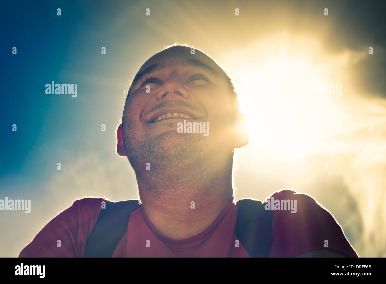 Portrait of smiling man plus de ciel ensoleillé. Banque D'Images Portrait of smiling man plus de ciel ensoleillé. Banque D'Images